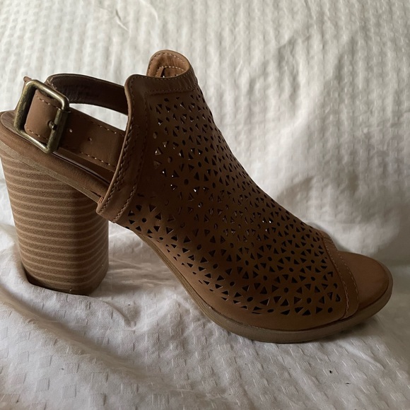 Universal Thread Cutout Peep Toe Stacked Heel - Picture 1 of 6